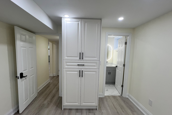 Bedroom - 3 Bed Rooms attached with 3 washrooms,.Two studens can share a roo. Kitc House