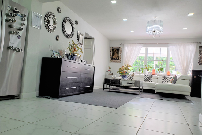 livingroom - 5 min to FAU Utilities Included fully Furnished