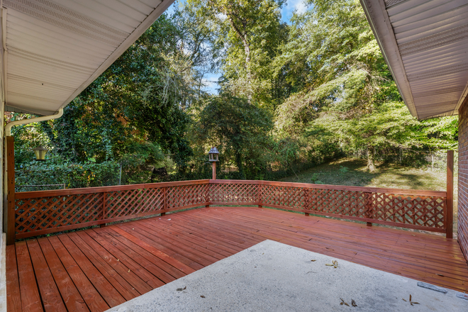 Deck (more pics) - 4 Bedroom w/Full Basement/Garage w/deck House