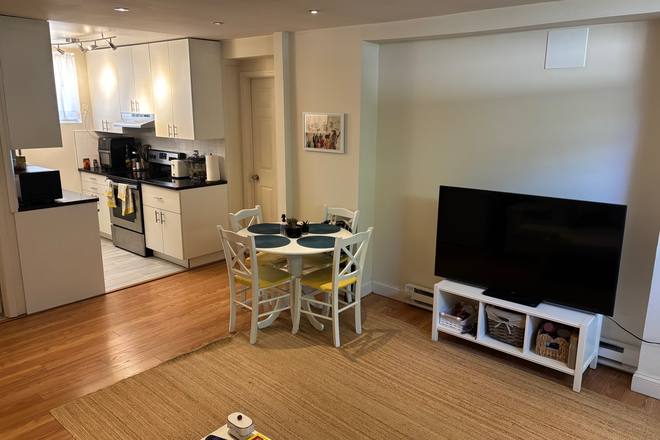 Breakfast Area - Spacious 2-Bedroom Apartment with Private Entrance and Patio