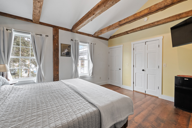 Bedroom with Closet - Private Bedroom and Bathroom at the Columns - Waterfront Property close to campus House