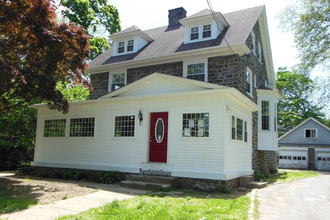 Outside Street View (before landscaping and paving driveway) - Stunning Student/Faculty House Rental