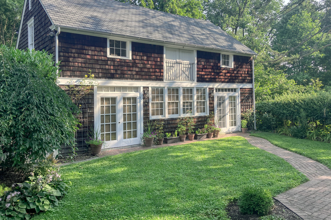 Cottage with ground floor apartment - 1BR Cottage-Aiken Ave-Princeton Apartments