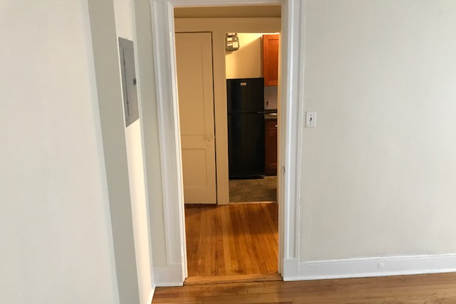 hubrealtyproperties.com - Generous sized studio, walking distance to top universities, don't wait Apartments