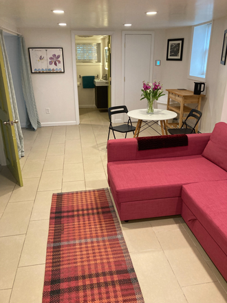Living space - Beautifully renovated space in quiet Hope Street home