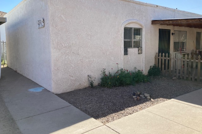 2 bedroom, 1 bath, walk to campus ; picture is the front of the 4plex building; 1321 is the 2nd unit - N/A Triplex