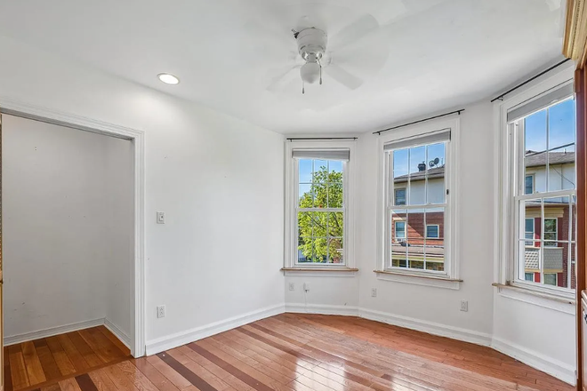 2nd floor bedroom/study - 6 bedroom, 4 bath home with lots of light