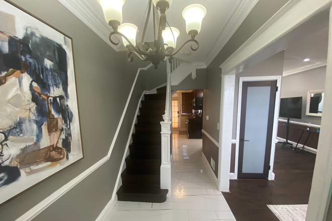 Entry way - Beautiful Gresham Place. Across Street from HU! House