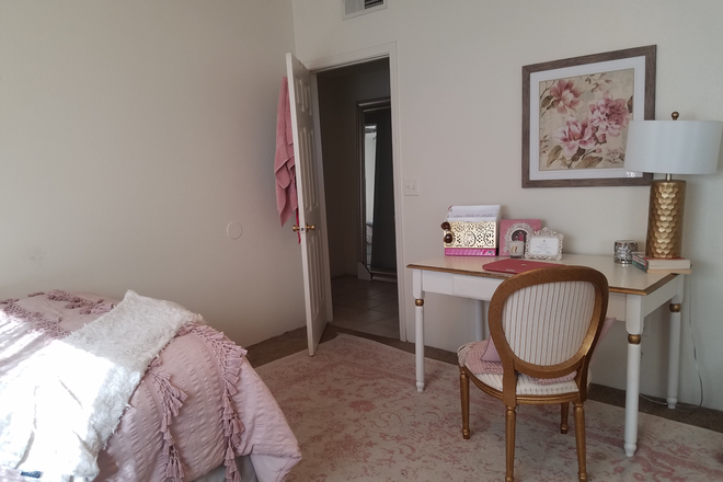 Large bedrooms - Look at this amazing deal!