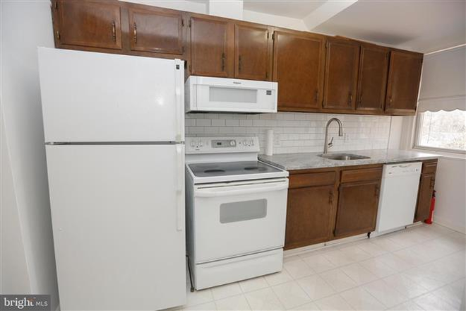 Kitchen, refrigerator, freezer, self-cleaning oven and stove (vented), microwave - Merion Station
