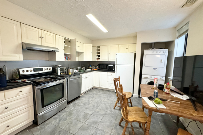 Kitchen - Huge 5 bed 3 bath duplex on Gainsborough St with in unit laundry Condo
