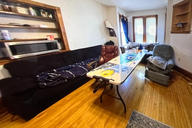 . - Spacious 4-5BR/2BA split level apartment available 6/1