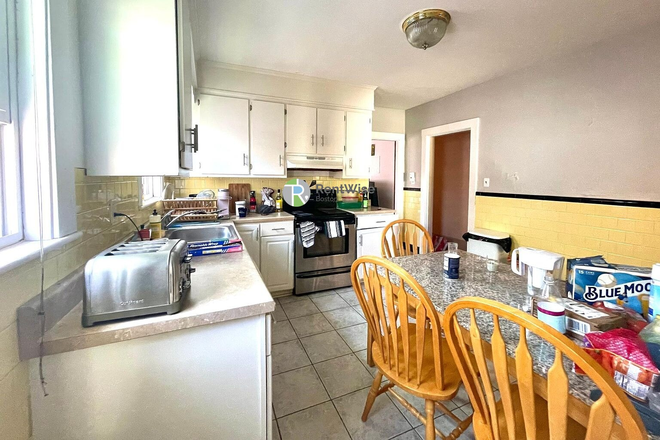 1 - JUNE 2026-Spacious & Modern 4-Bedroom Near Tufts & the Green Line! NO BROKER FEE