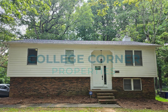 4 bedroom 2.5 bath split level home - 1400 Brookwood Drive