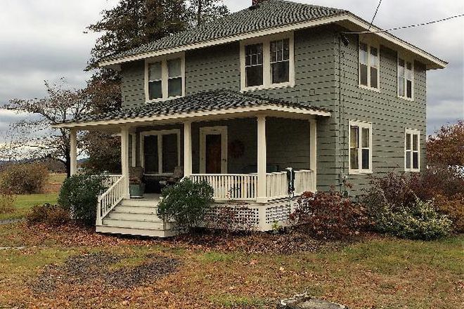 Front large porch - Beautiful house on bus route