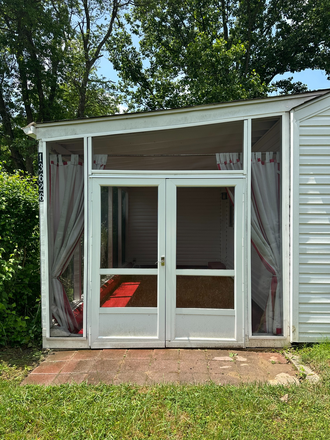 Entrance, screened veranda - Baltimore County 1 bedroom house on 5 acres near Loch Raven Reservoir