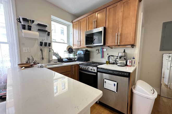 LIVING - SPACIOUS 4 BED/2 BATH DUPLEX WITH LAUNDRY IN UNIT! 9/1/25!