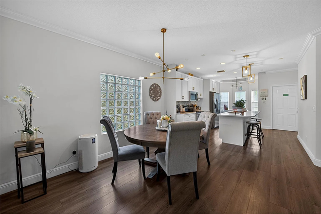 dining room - Coconut Creek House 15 mins from Campus