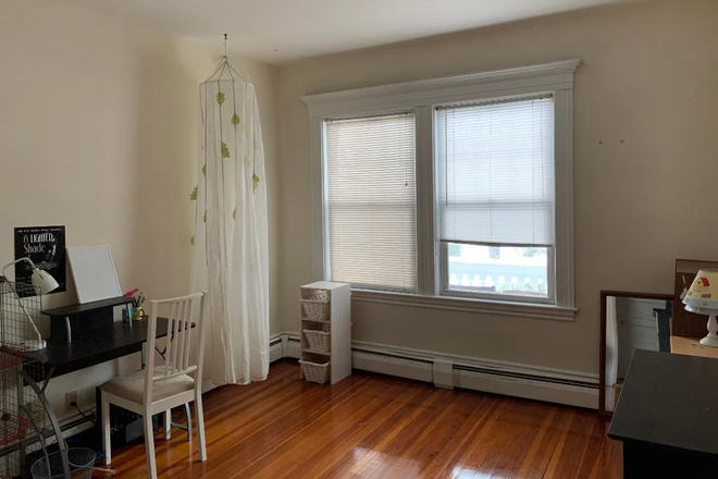 Bedroom - Middlesex Road, Close to the T and Star market