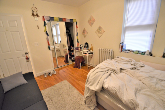 24 - Cute two bedroom in campus area ! (no living room) NO BROKERAGE FEE Apartments