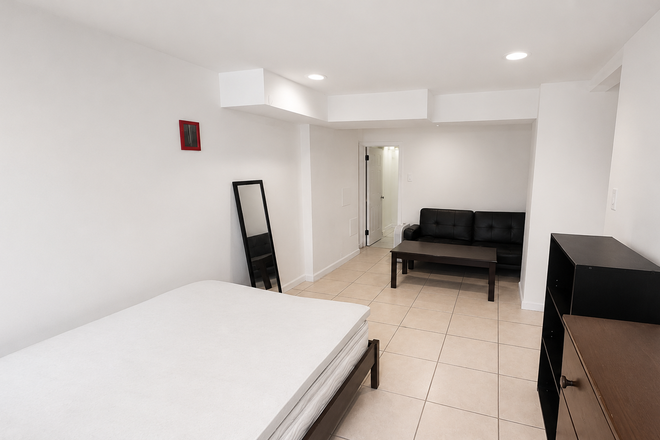 Bright Large Bedroom + Couch + Walkin Closet - Walk to PU - Furnished Large Private Room w/ Private Full Bath (Semester/Year Lease) House