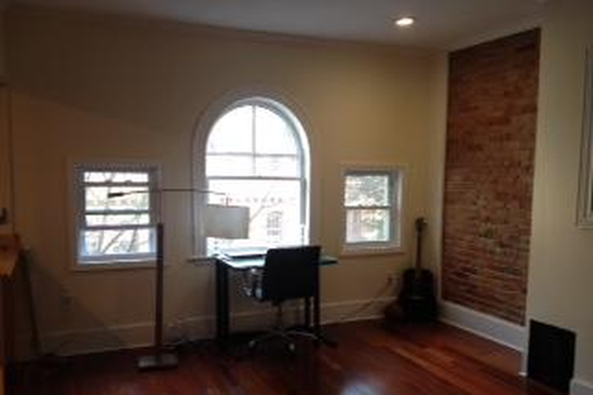 Call NOW for showings! 617-236-8600 - HEMENWAY ST - *75% OFF FEE* CHARMING 2BR/1BA FOR *9/1/2026* W/ EXPOSED BRICK, IN UNIT W/D, DECK, DW! Condo