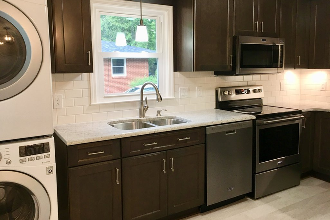 Kitchen 2 - 2BD/1BA HOUSE near Franklin St., UNC Campus