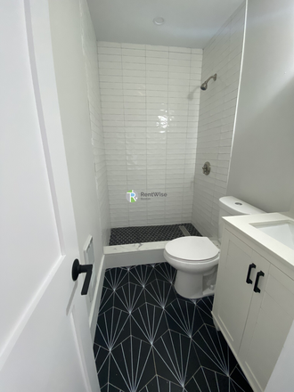 1 - SEPT 2026-Cozy North End 2 bed, W/D in unit, Student Ok, NO FEE! Apartments