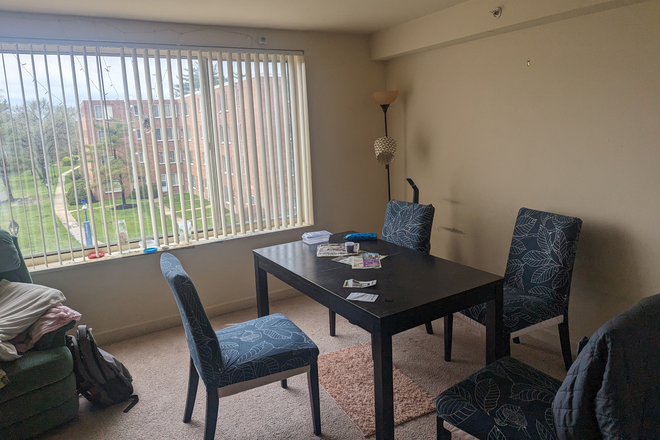 Living room dining area - Permanent accommodation starting Fall 2025 (Private bedroom in a 2b1b)