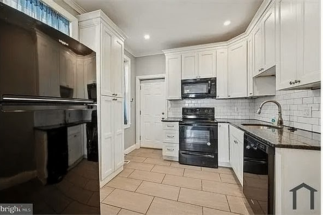 Kitchen - Cleveland St Townhome