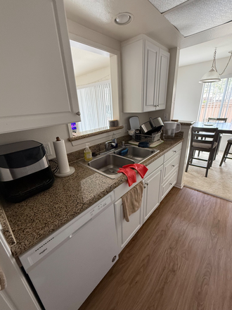 Kitchen - Beautiful apt close to UCI - Roommate needed