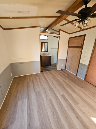 Master bedroom - 3 bdrm 2 bath Country living 5 minutes to Purdue (West Lafayette) House