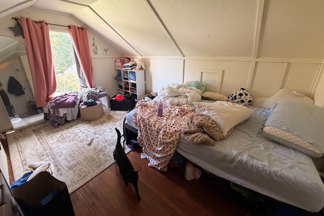 Second bedroom upstairs - Super cute house close to campus