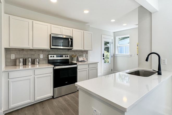 Fronthouse kitchen - 1 mile-just across the Ashley River House