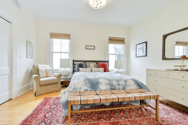 bed - Private Room for a Girl - Year Long (term negotiable)