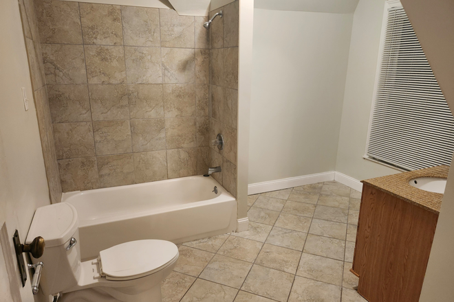 On suite bathroom - Spacious Central West End Apartment on Private Street