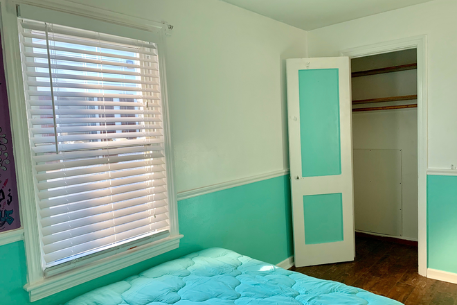 this room - 1 room in ( 3b /2b) full furnished all utilities included House