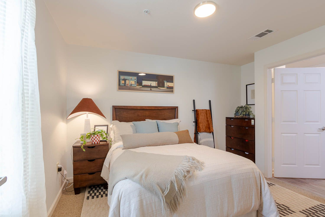 Bed and Dresser - The View Apartments/ Spring - Summer 2026 SUBLEASE at The View Apartments — $730/mo. (3x3 PREMIUM)