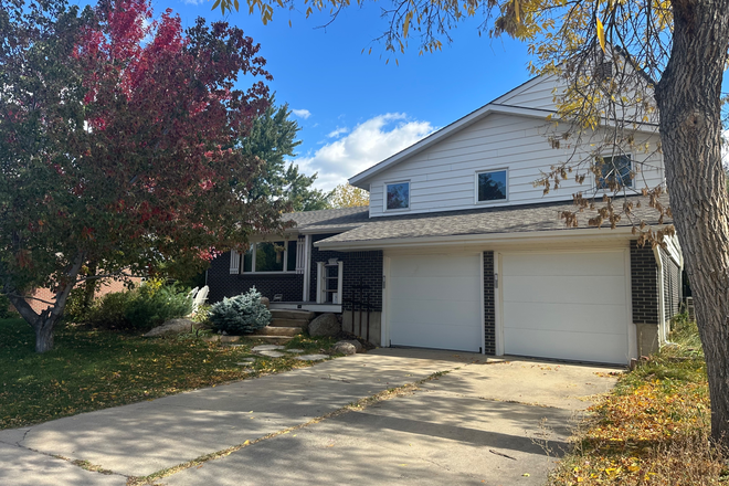 Front of the House - Spacious, furnished 3BR perfect for staff/faculty with family, backyard, sauna, creek, close t House