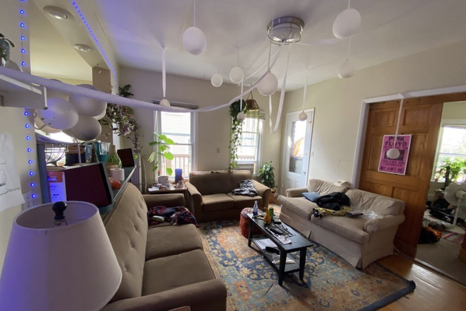 Living room - 135 Loomis St, 3 bedroom 10 minutes from university and downtown Apartments