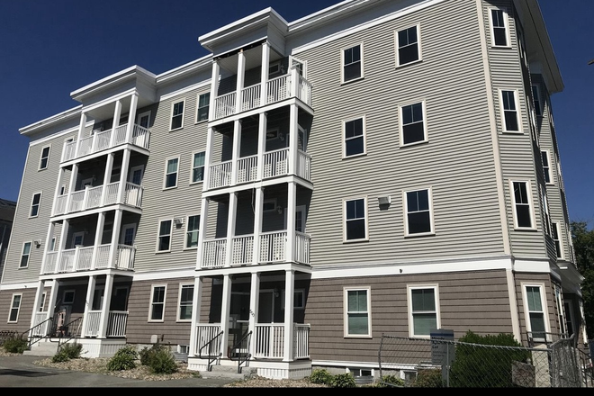 front - Walk to North Campus 3 bedroom ,1 bath unit Apartments