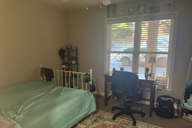 Overview from entryway (left). - Montebello Circle Spring '26 Sublease–Fully Furnished, 5 min. to E-way, 10 min. to Central Grounds Apartments