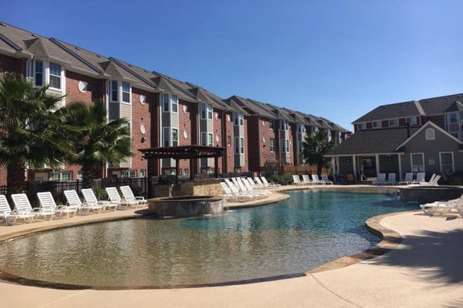 Pool and back of townhome - 4 x 4.5 Lakeridge Townhome - ISO 2 Females- 2 Private Rooms Available