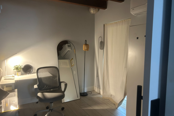 PLEASE NOTE: Current pictures demonstrate some of active renters furniture and decorative design - Efficiency/Studio in South Miami, walk to UM, available after November 16, 2025 House