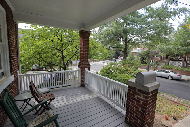 Front Porch - Walk to Georgetown and easy access to AU, Bus one Block