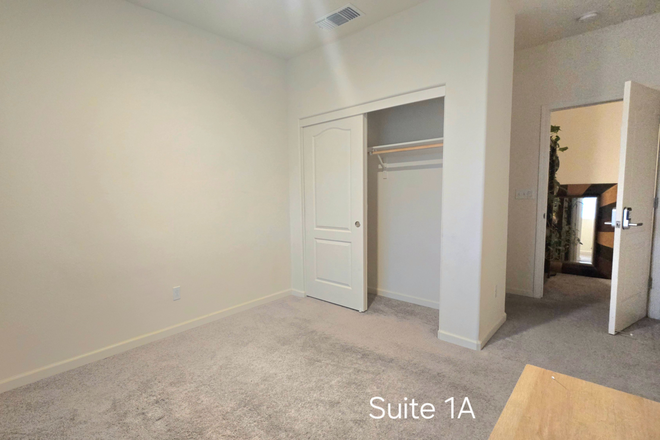 Semi Suite 1A - Rooms with Private or Shared Bathroom House