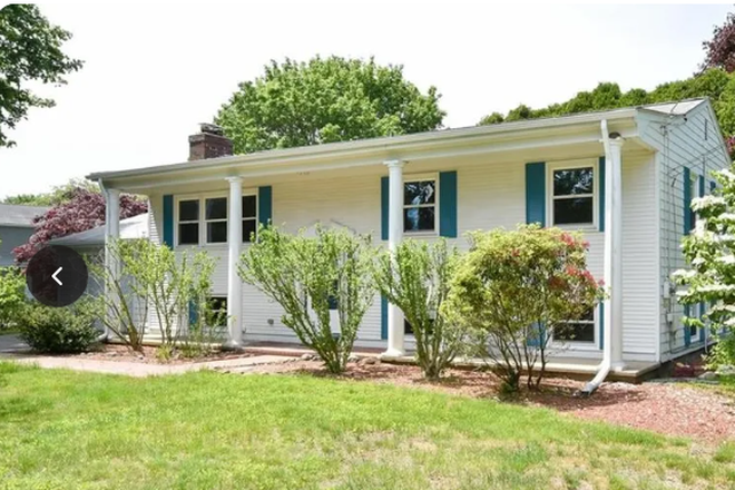 Quiet neighborhood-2 rooms for rent but access to spacious Kitchen, Livingroom, deck, downstairs ping pong/livingroom - Seabreeze