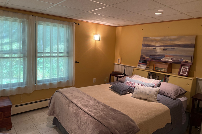 Bedroom - Ideal for responsible graduate student or professional - walk to campus House