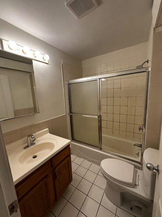 Bathroom - Spacious Affordable Single <1 min walk from Northeastern