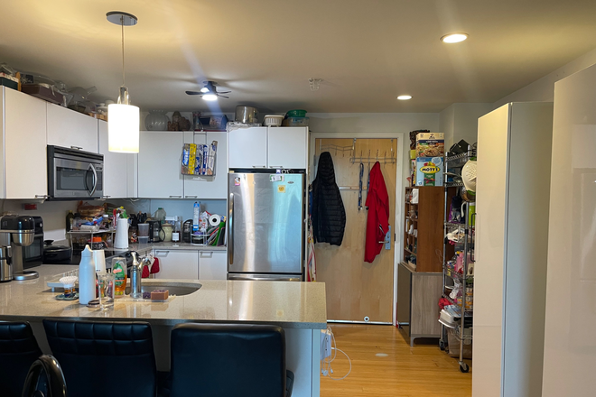 Breakfast bar - Cambridge Crossing 2 BR furnished Condo - Graduate Student to Share with Physician